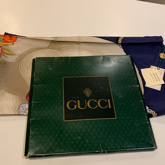 Beautiful Gucci NWT 1200 price tag not mine deal - Picture 7 of 8